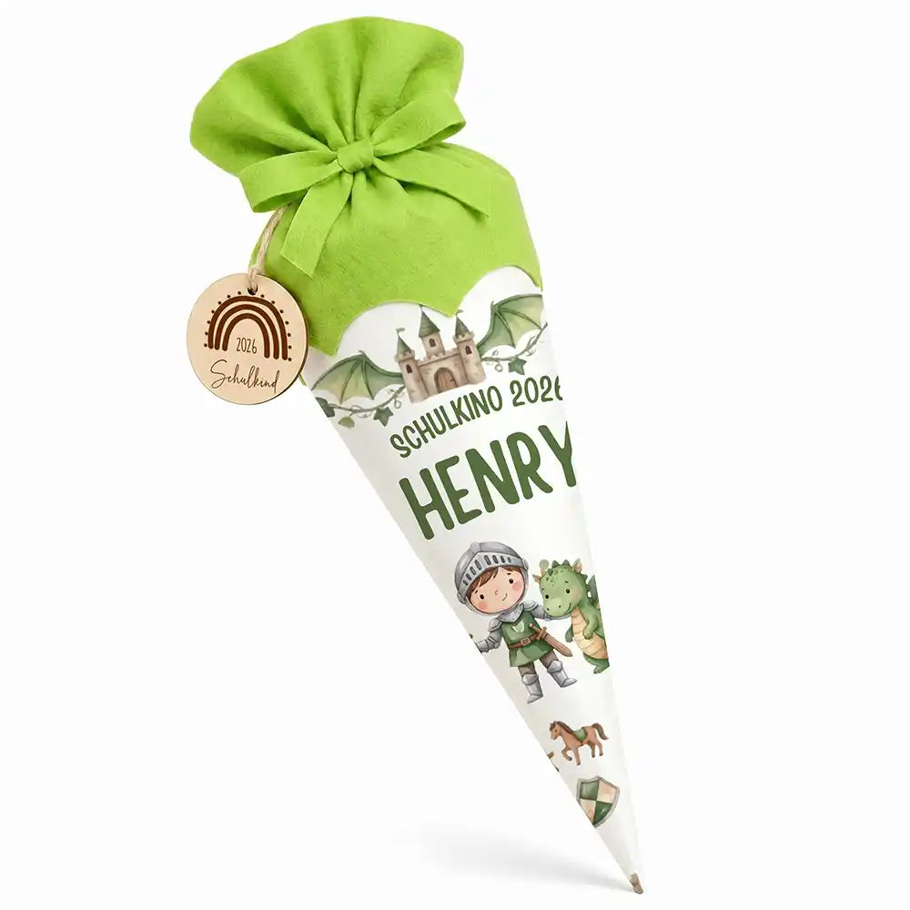 Schultüte personalisiert mit Name Ritter & Drache – Hauptbild mit Holzanhänger und grünem Filzverschluss
