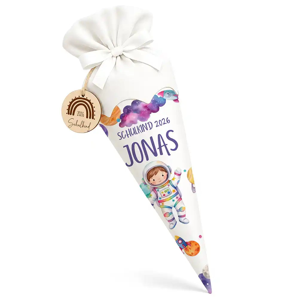 Schultüte personalisiert mit Name Astronaut Galaxie – Hauptbild mit Holzanhänger und weißem Filzverschluss