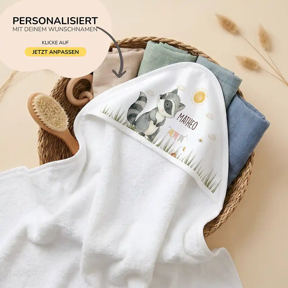 Personalisiertes Kapuzenhandtuch Baby Waschbär Wiese – 80×80 cm Frottee mit Wunschname