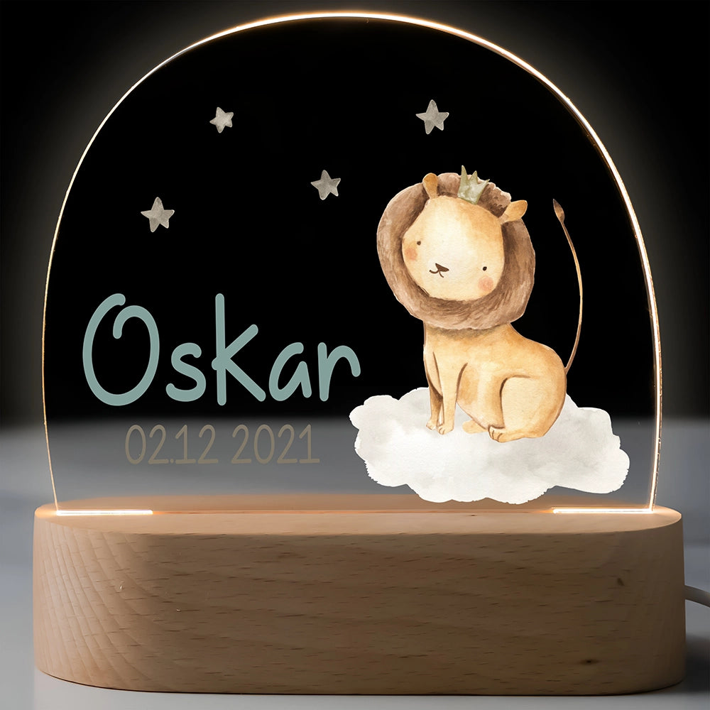 Personalisiertes Nachtlicht für Kinder mit Löwe auf der Wolke, Name und Geburtsdatum – leuchtend auf Holzsockel