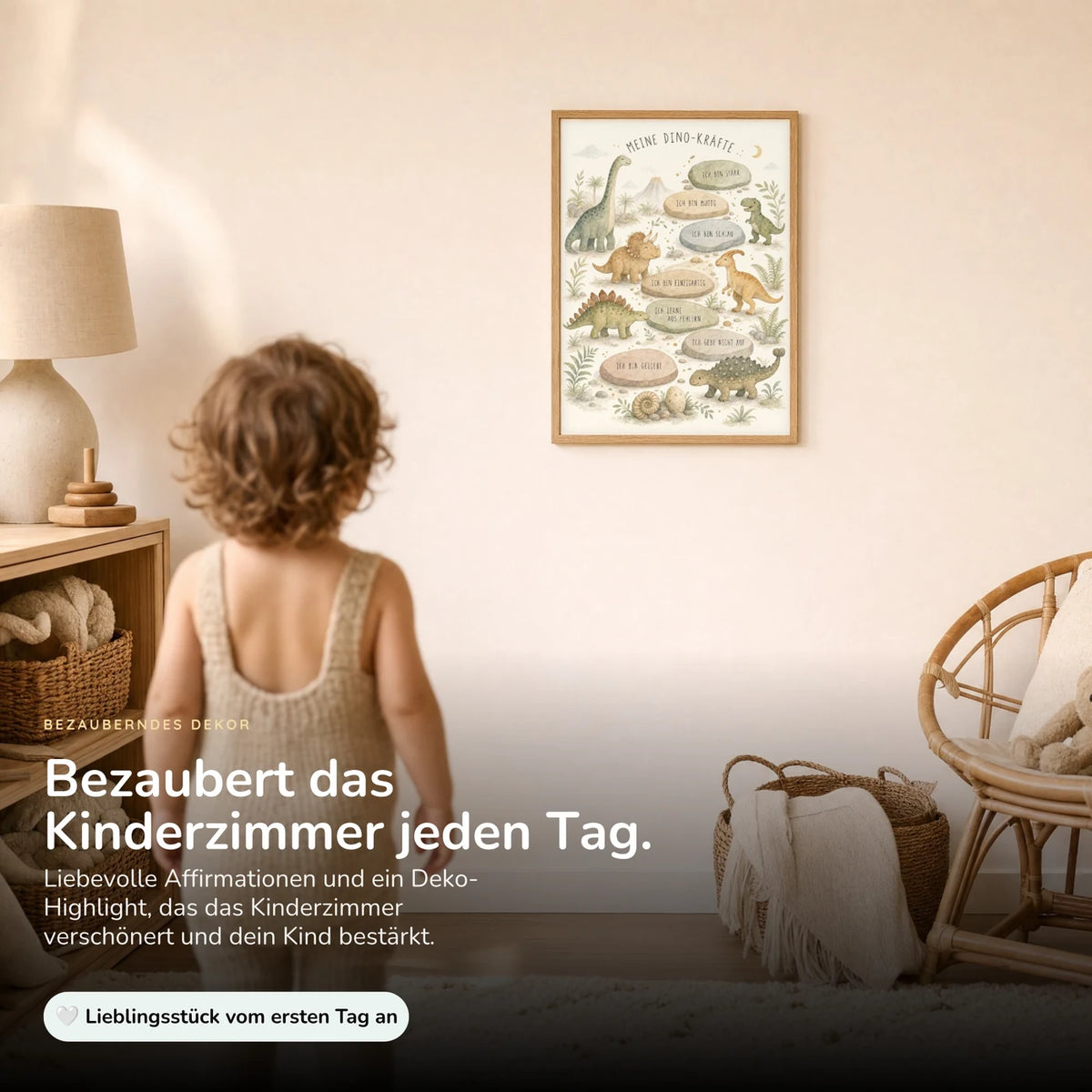 Kind vor dem Affirmationsposter âDino-KrĂ€fteâ an der Wand â Bilder fĂŒrs Kinderzimmer