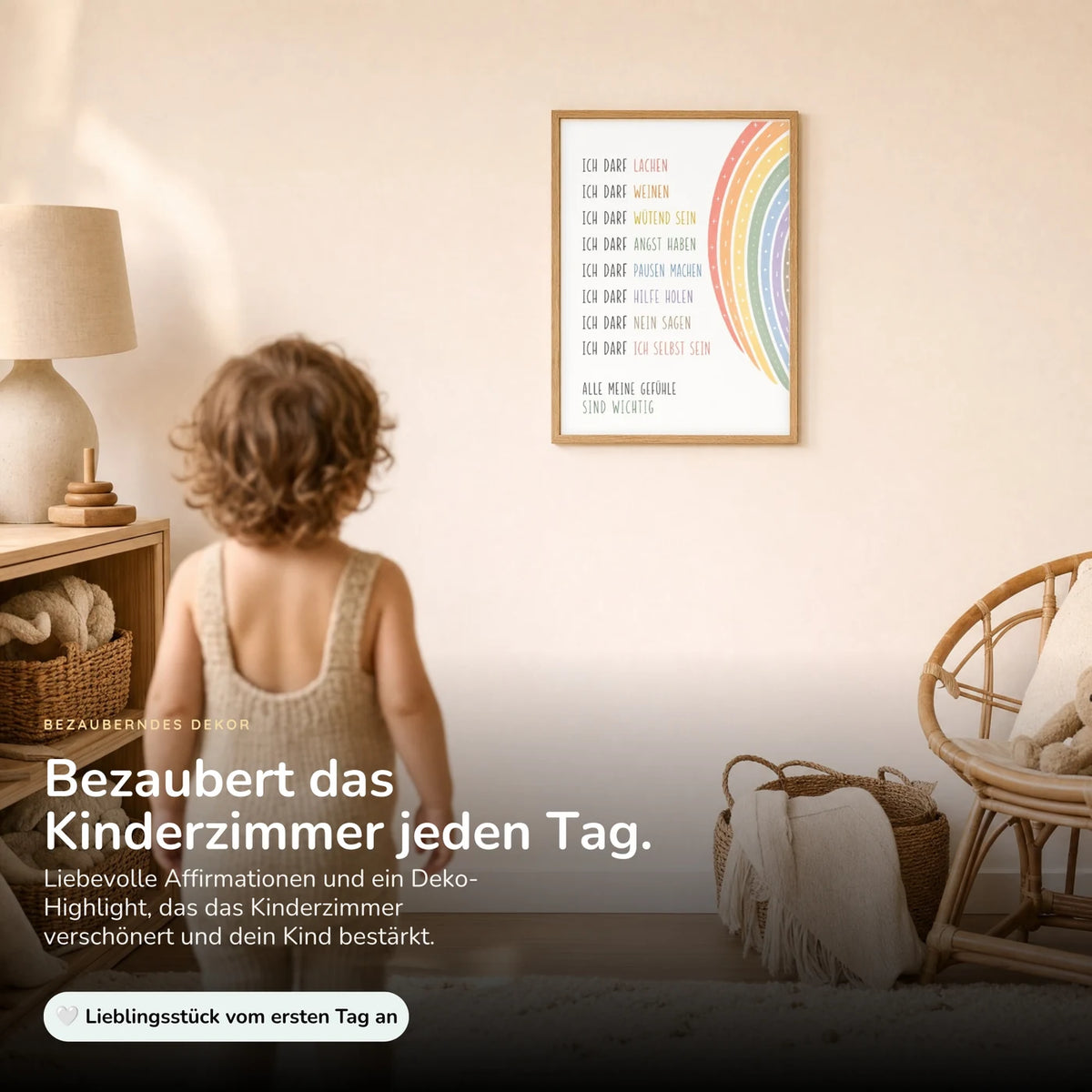 Kind vor dem Affirmationsposter „Minimal Ich darf“ an der Wand – Bilder fürs Kinderzimmer