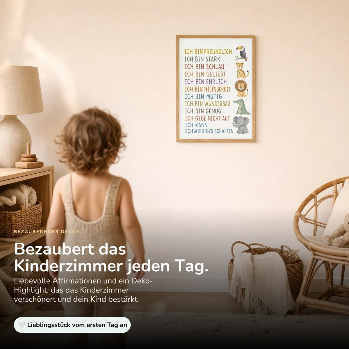 Kind vor dem Affirmationsposter „Safaritiere“ an der Wand – Bilder fürs Kinderzimmer