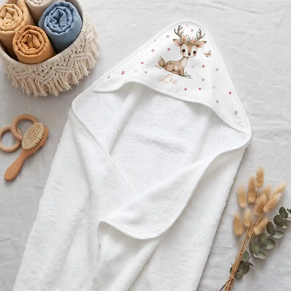 Personalisiertes Kapuzenhandtuch Baby Rehbock Blütenkranz – Boho-Flatlay mit Pampasgras und Holzspielzeug