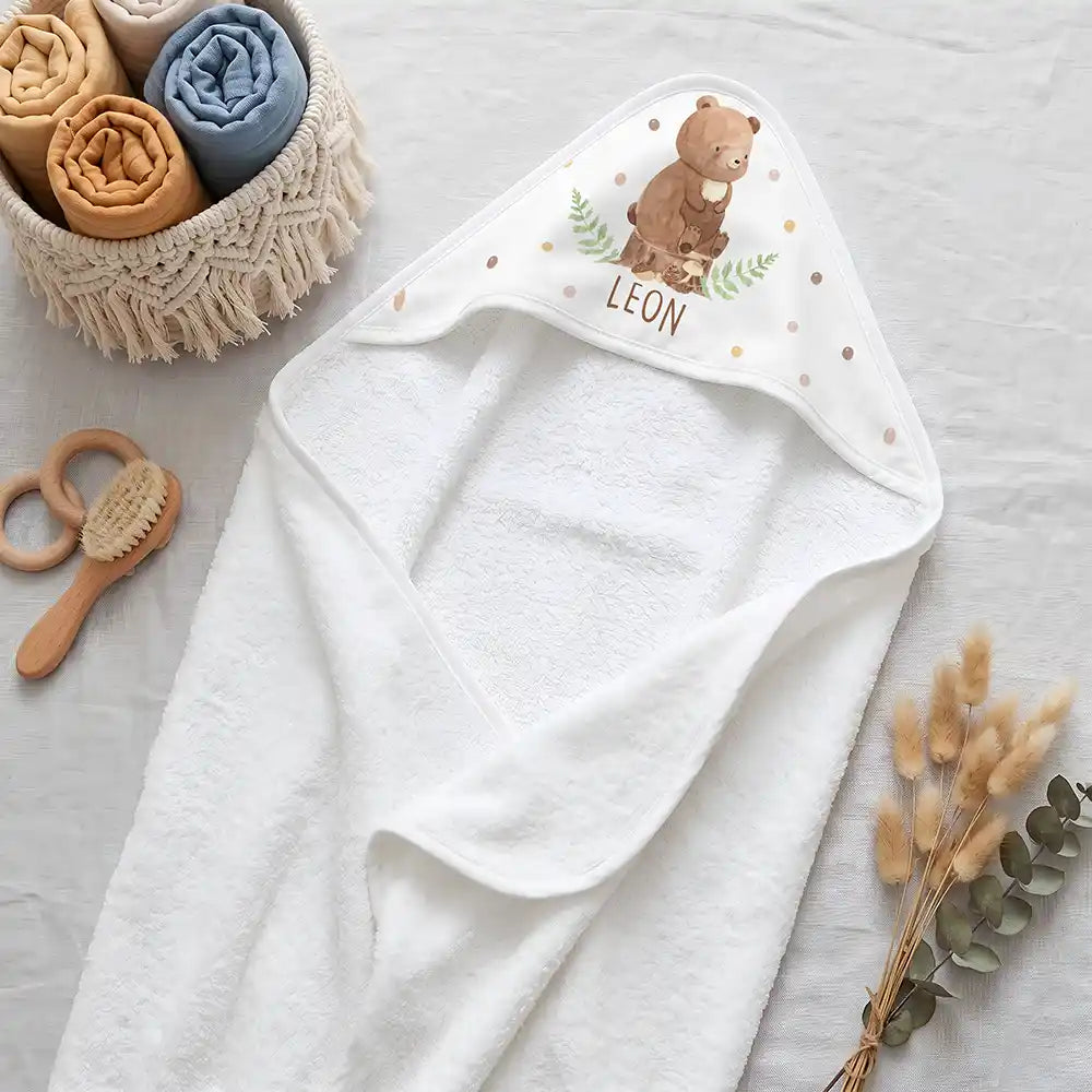 Personalisiertes Kapuzenhandtuch Baby Bär Farn – Boho-Flatlay mit Pampasgras und Holzspielzeug