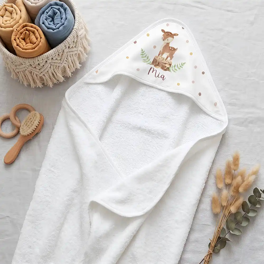 Personalisiertes Kapuzenhandtuch Baby Reh Baumstumpf – Boho-Flatlay mit Pampasgras und Holzspielzeug