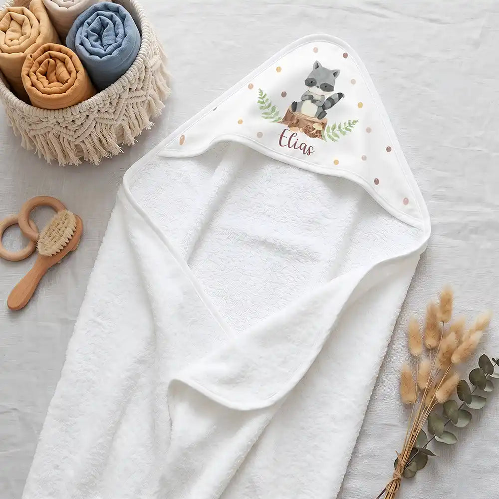 Personalisiertes Kapuzenhandtuch Baby Waschbär Wald – Boho-Flatlay mit Pampasgras und Holzspielzeug