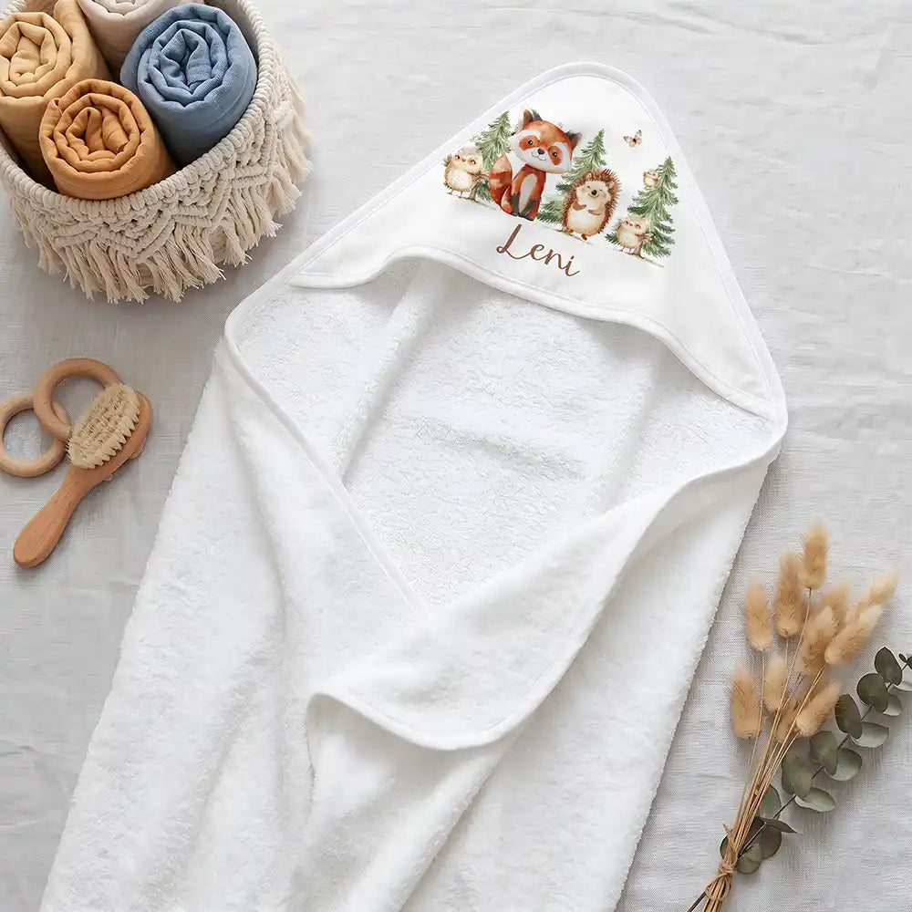 Personalisiertes Kapuzenhandtuch Baby Waldfreunde Tannen – Boho-Flatlay mit Pampasgras und Holzspielzeug