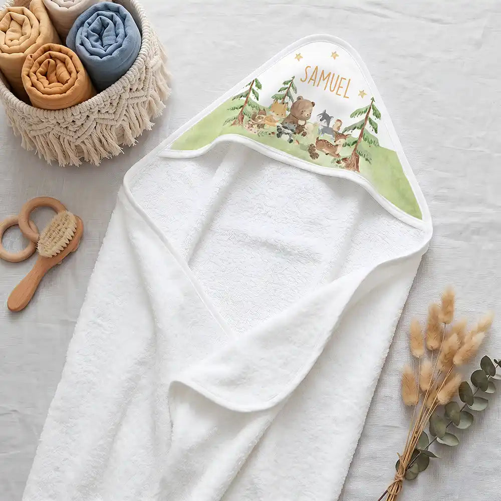 Personalisiertes Kapuzenhandtuch Baby Waldwiese Tiere – Boho-Flatlay mit Pampasgras und Holzspielzeug