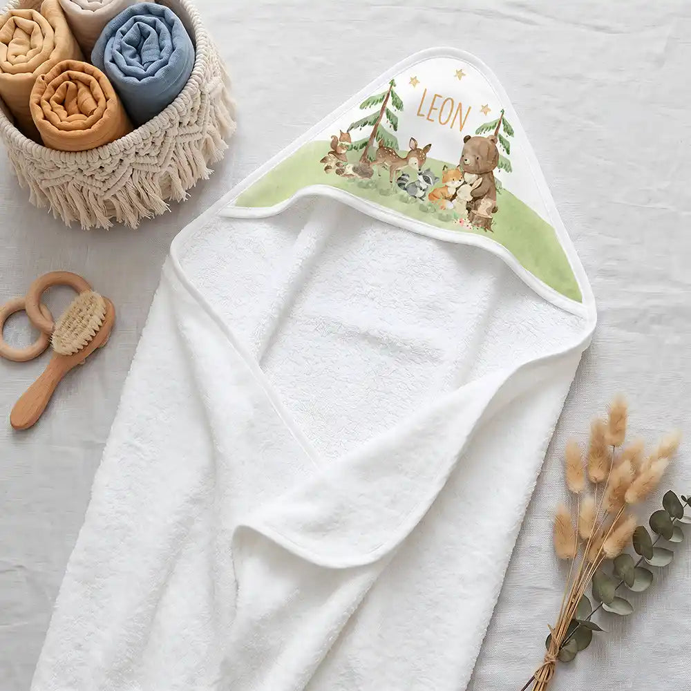Personalisiertes Kapuzenhandtuch Baby Waldfest – Boho-Flatlay mit Pampasgras und Holzspielzeug