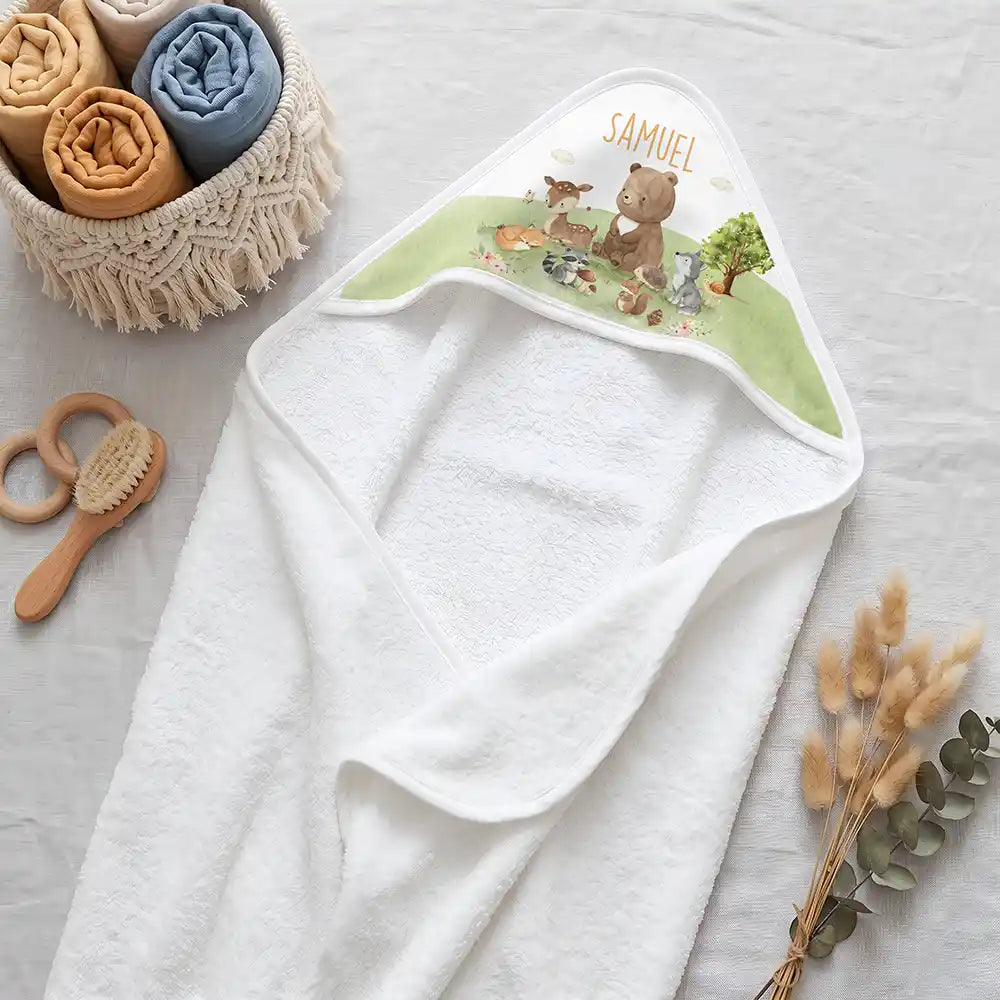Personalisiertes Kapuzenhandtuch Baby Waldparade – Boho-Flatlay mit Pampasgras und Holzspielzeug