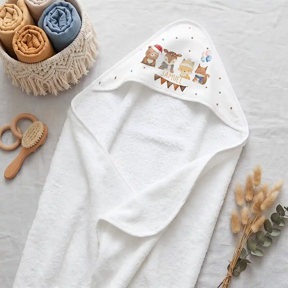 Personalisiertes Kapuzenhandtuch Baby Winter Waldfreunde – Boho-Flatlay mit Pampasgras und Holzspielzeug