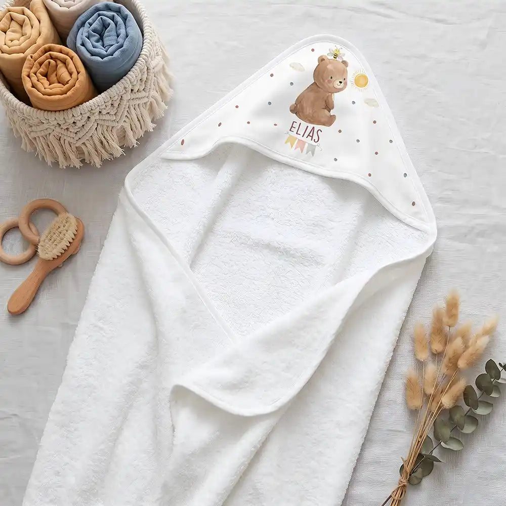 Personalisiertes Kapuzenhandtuch Baby Bär Sonne – Boho-Flatlay mit Pampasgras und Holzspielzeug
