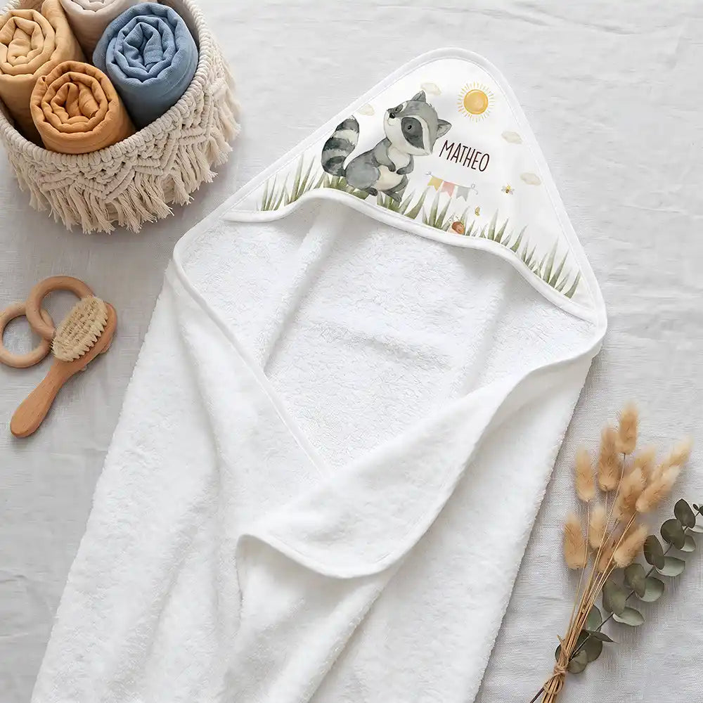 Personalisiertes Kapuzenhandtuch Baby Waschbär Wiese – Boho-Flatlay mit Pampasgras und Holzspielzeug