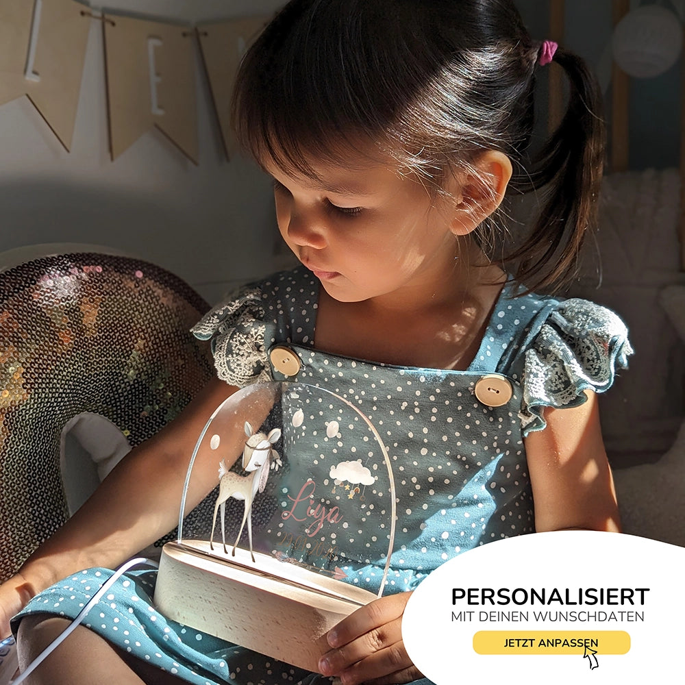 MĂ€dchen mit personalisiertem Nachtlicht Reh mit Namen â Geschenkidee fĂŒr Kinder