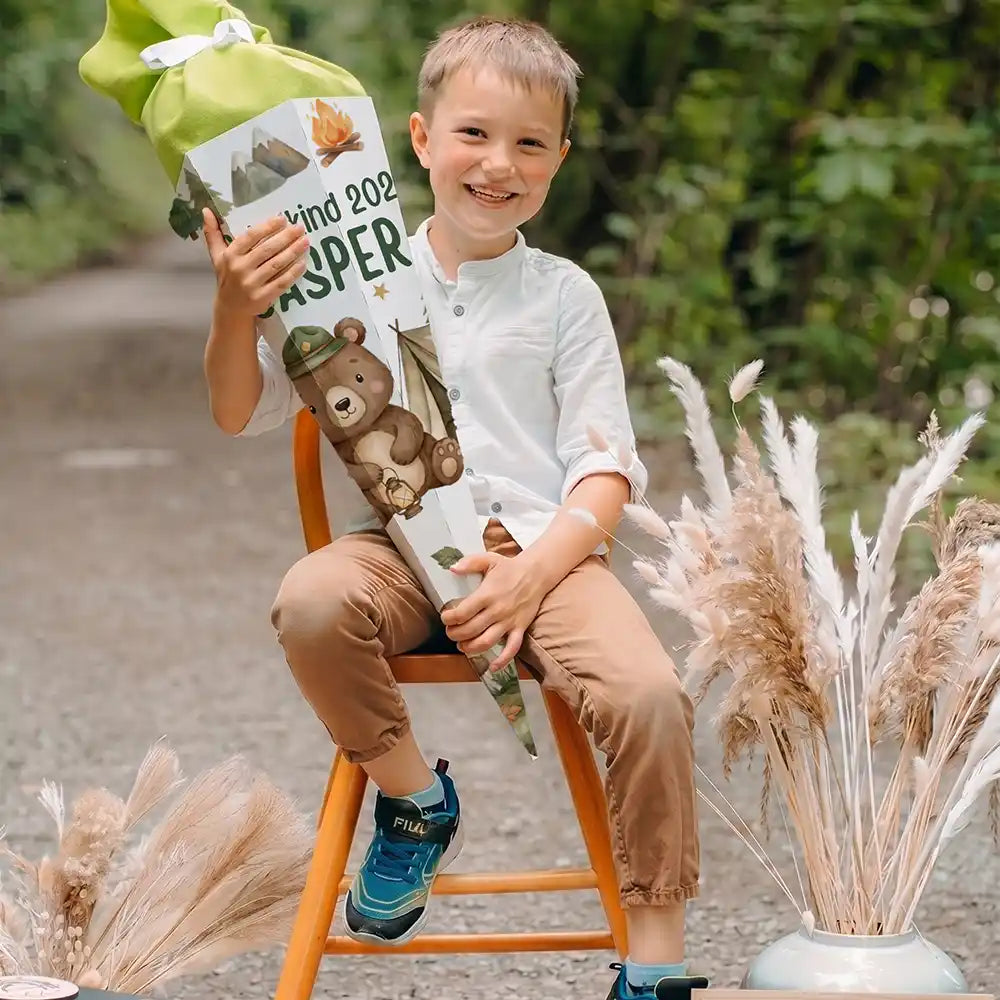 Schultüte personalisiert mit Name Camping-Bär – Junge-Lifestyle zur Einschulung