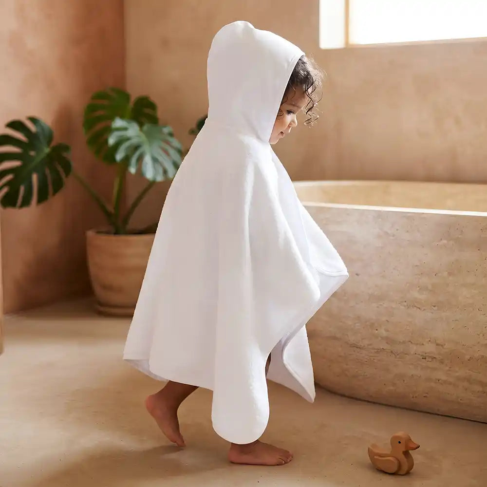 Personalisiertes Kapuzenhandtuch Baby Rehbock Blütenkranz – Kleinkind nach dem Baden im Lifestyle