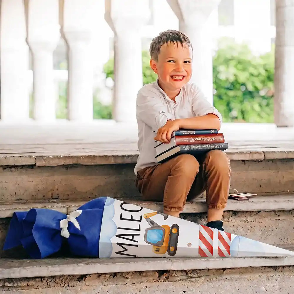 Schultüte personalisiert mit Name Bagger Baustelle – Junge-Lifestyle auf der Treppe