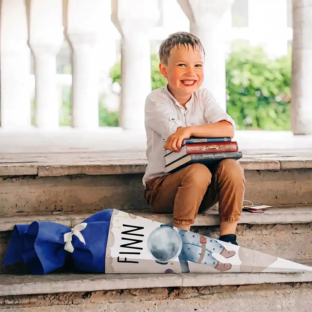 Schultüte personalisiert mit Name Astronaut – Junge-Lifestyle auf der Treppe