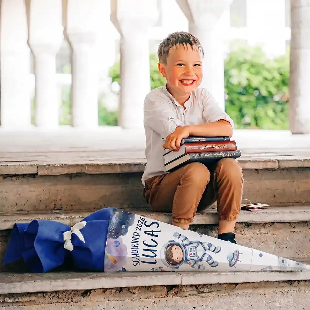 Schultüte personalisiert mit Name Astronaut Weltall – Junge-Lifestyle auf der Treppe