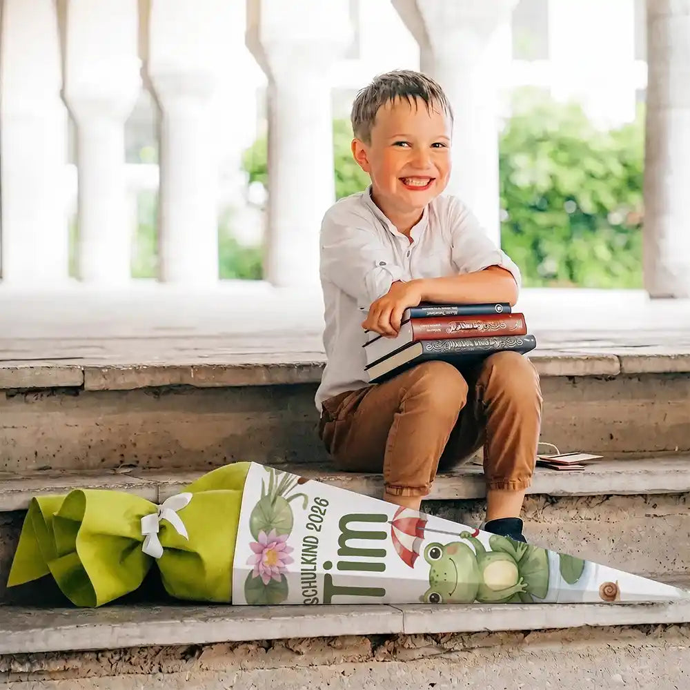 Schultüte personalisiert mit Name Frosch mit Schirm – Junge-Lifestyle auf der Treppe