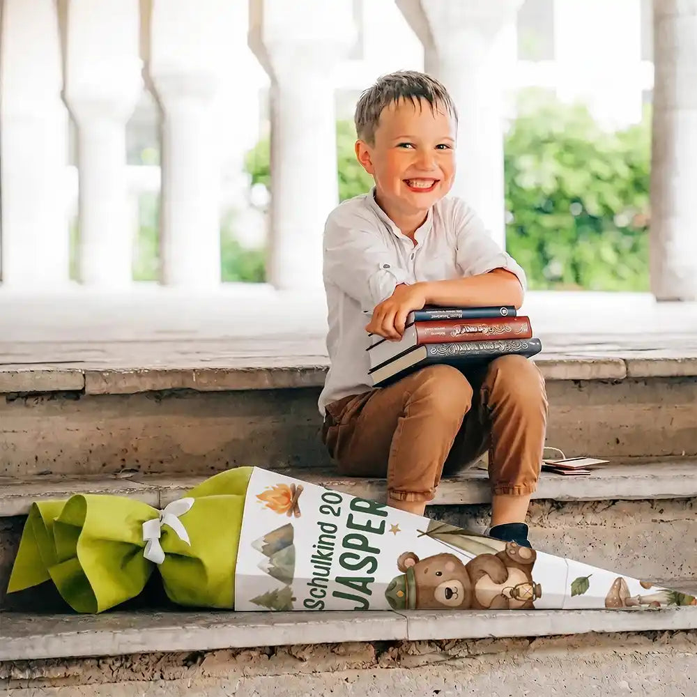 Schultüte personalisiert mit Name Camping-Bär – Junge-Lifestyle auf der Treppe