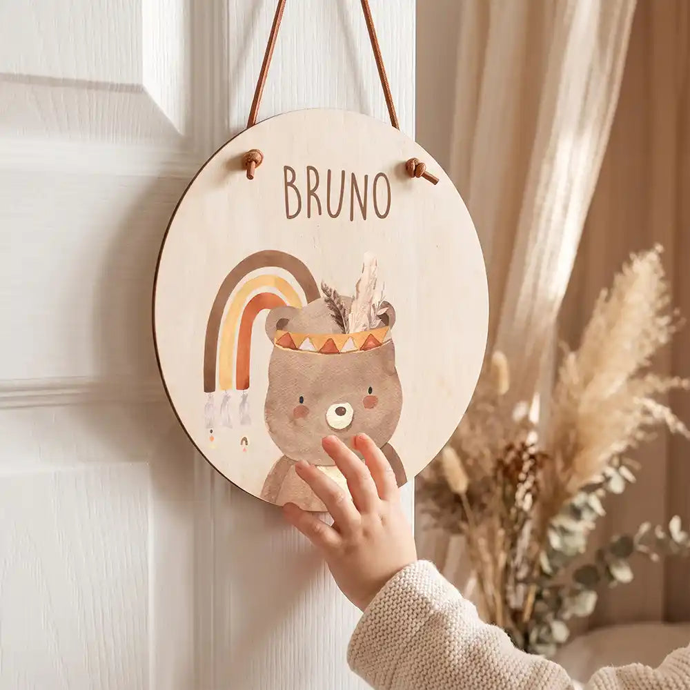 TĂŒrschild Kinderzimmer BĂ€r mit Regenbogen, mit Namen an der KinderzimmertĂŒr