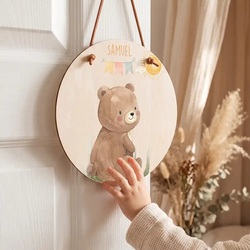 TĂŒrschild Kinderzimmer BĂ€r mit Wimpelkette, mit Namen an der KinderzimmertĂŒr