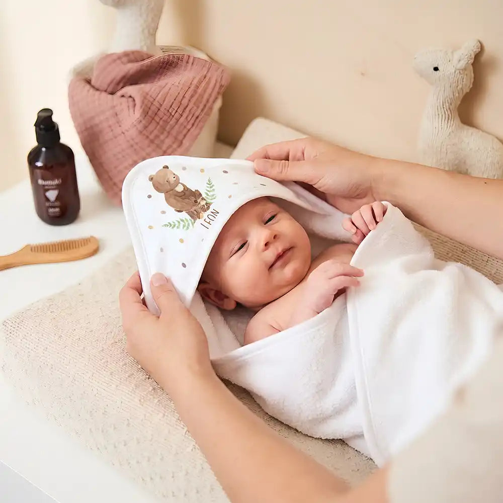 Personalisiertes Kapuzenhandtuch Baby BĂ€r Farn â Newborn-Geschenk auf dem Wickeltisch