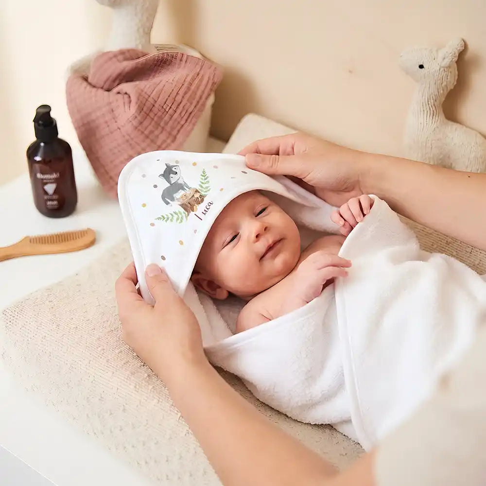 Personalisiertes Kapuzenhandtuch Baby Wolf Wald â Newborn-Geschenk auf dem Wickeltisch