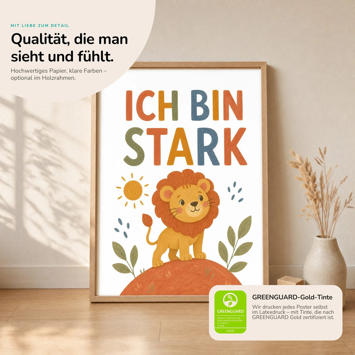 Kinderposter âLöwe Ich bin starkâ im Holzrahmen auf dem Regal â Poster mit SprĂŒchen fĂŒrs Kinderzimmer