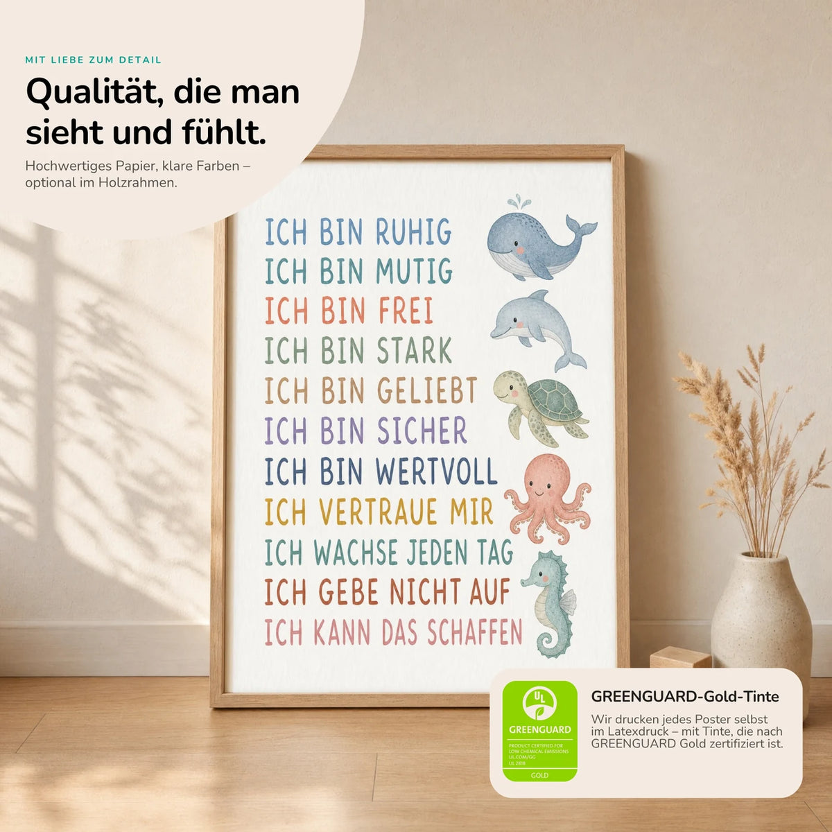 Kinderposter „Meerestiere“ im Holzrahmen auf dem Regal – Poster mit Sprüchen fürs Kinderzimmer