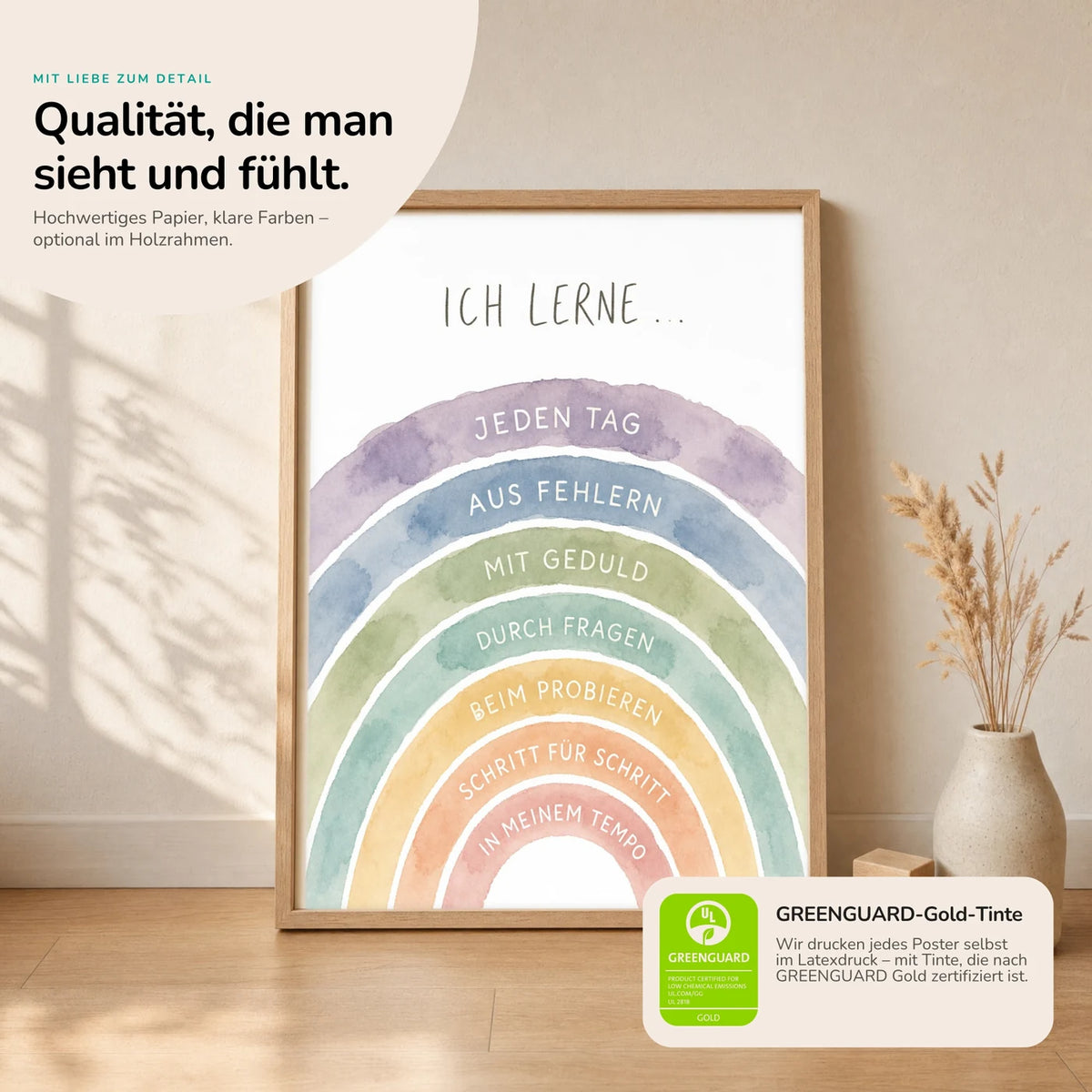 Kinderposter „Regenbogen Ich lerne“ im Holzrahmen auf dem Regal – Poster mit Sprüchen fürs Kinderzimmer