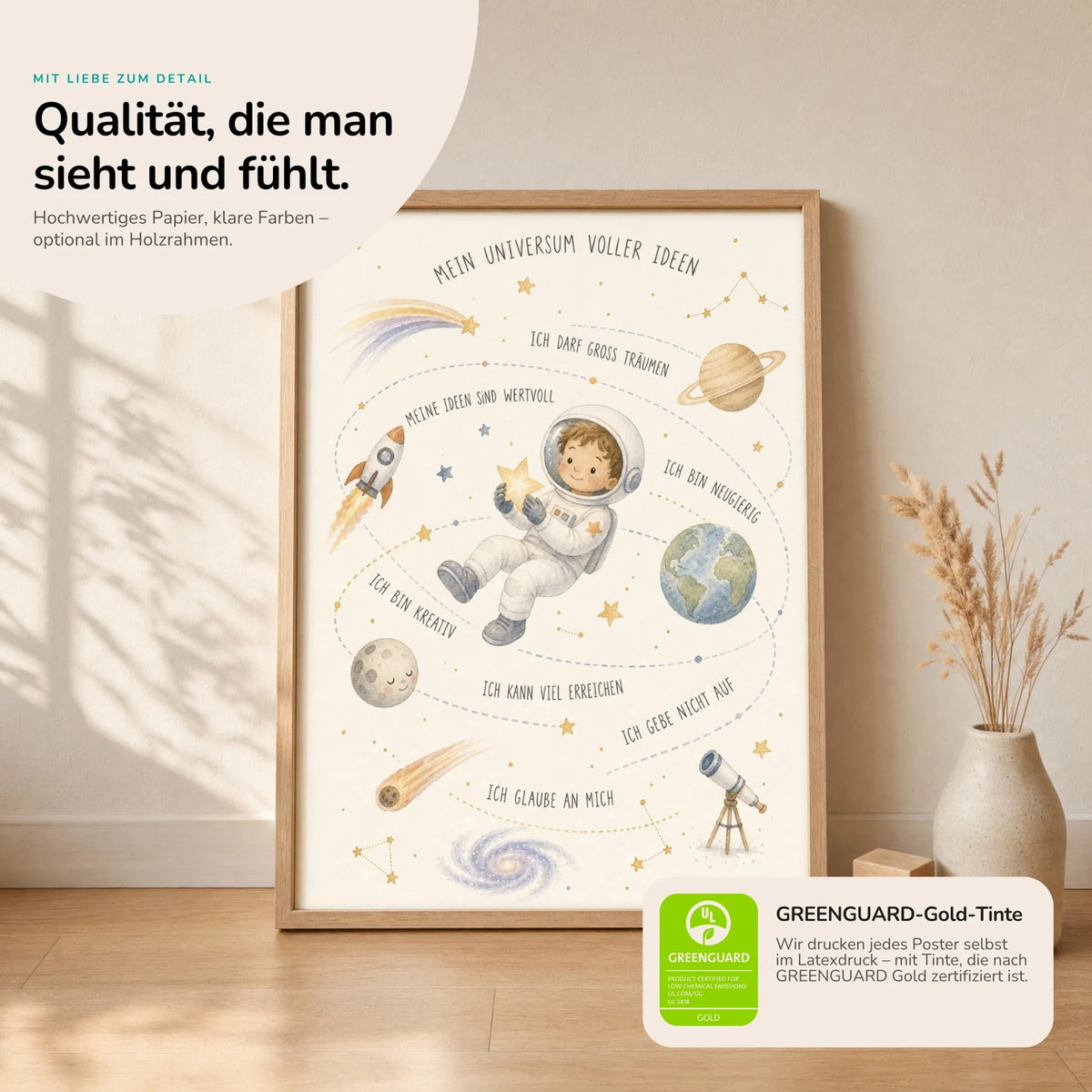 Kinderposter âUniversum voller Ideenâ im Holzrahmen auf dem Regal â Poster mit SprĂŒchen fĂŒrs Kinderzimmer
