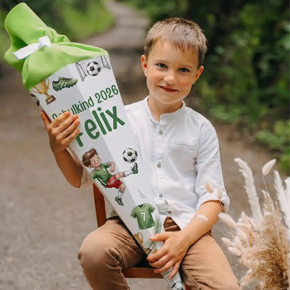 Schultüte personalisiert mit Name Fußballer Aktion – Junge-Lifestyle am Waldweg
