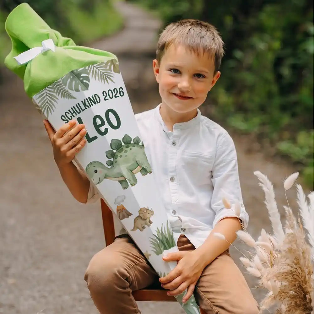 Schultüte personalisiert mit Name Dinosaurier – Junge-Lifestyle am Waldweg