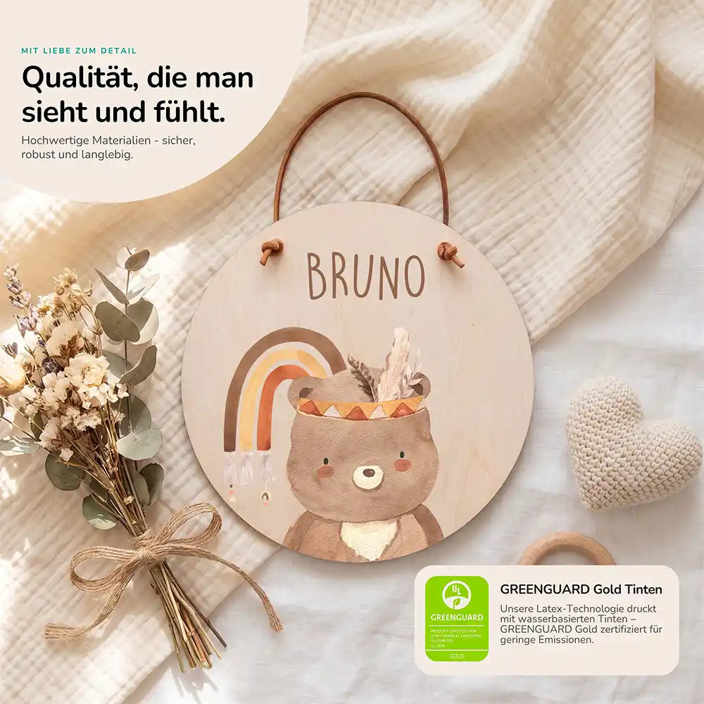 TĂŒrschild Kinderzimmer BĂ€r mit Regenbogen, Detailansicht von Holz und Farbdruck