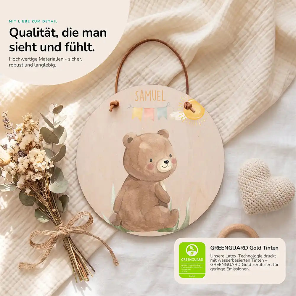 TĂŒrschild Kinderzimmer BĂ€r mit Wimpelkette, Detailansicht von Holz und Farbdruck
