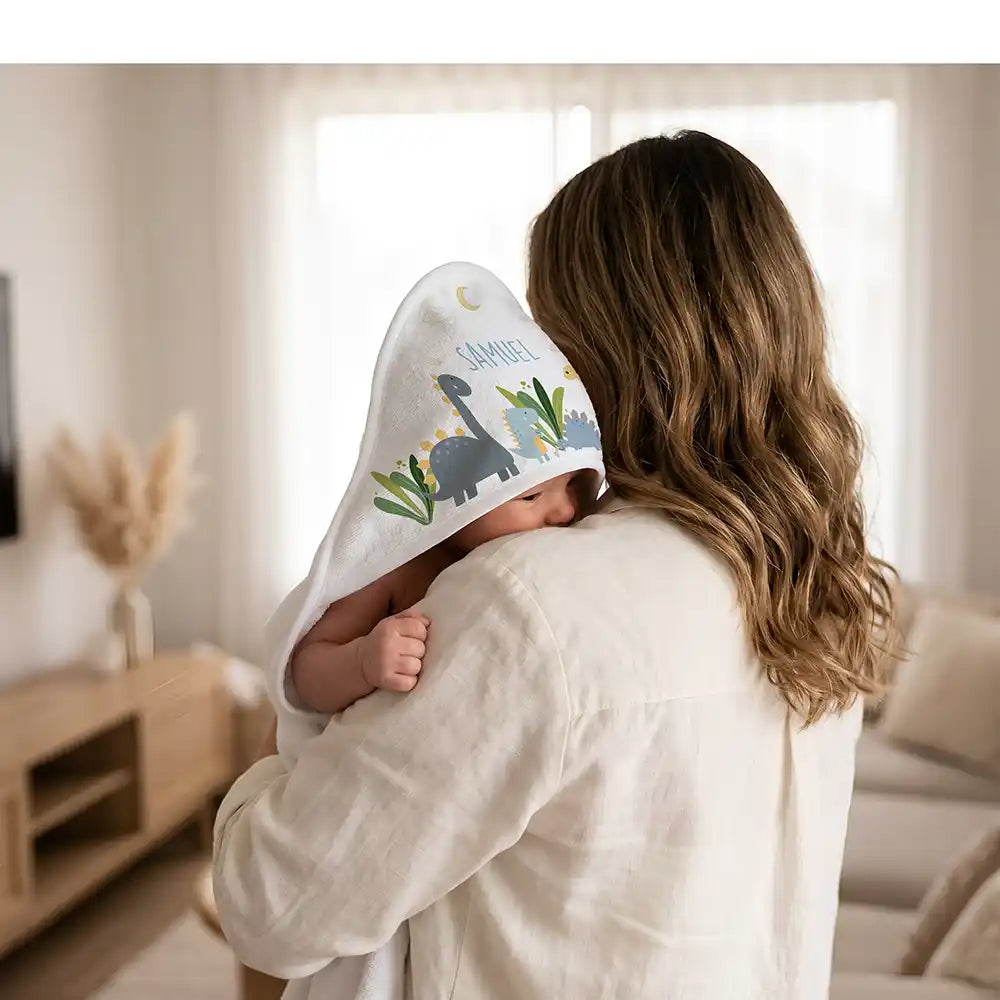 Personalisiertes Kapuzenhandtuch Baby Dinosaurier Mond â Kuscheln nach dem Bad mit Mama
