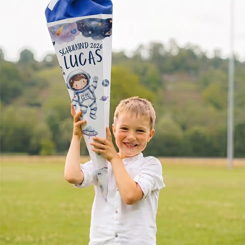Schultüte personalisiert mit Name Astronaut Weltall – Junge-Lifestyle auf der Wiese (Portrait)