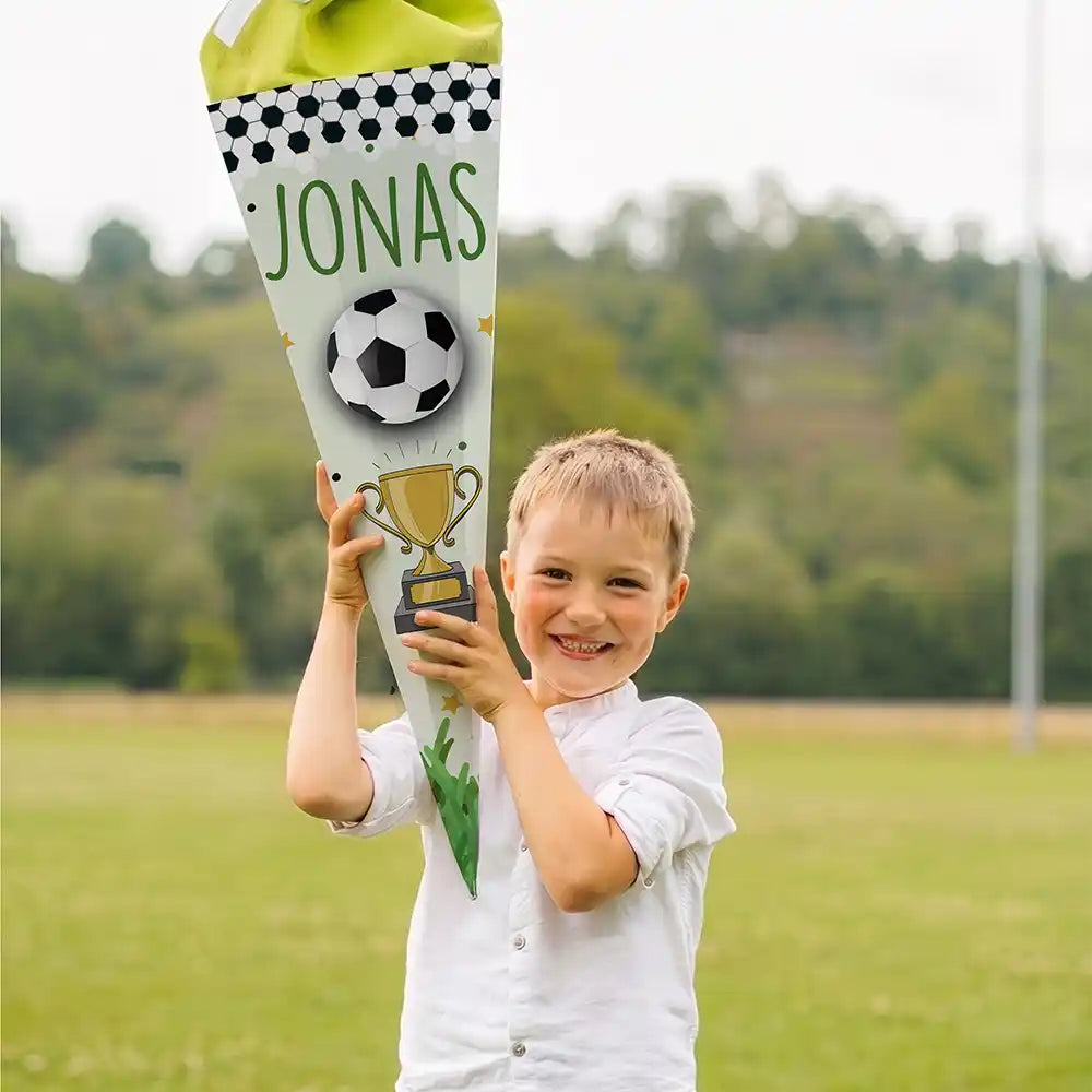 Schultüte personalisiert mit Name Fußball Pokal – Junge-Lifestyle auf der Wiese (Portrait)