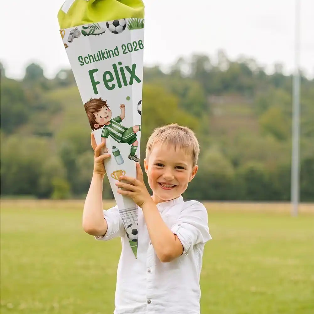 Schultüte personalisiert mit Name Fußballer Trikot – Junge-Lifestyle auf der Wiese (Portrait)