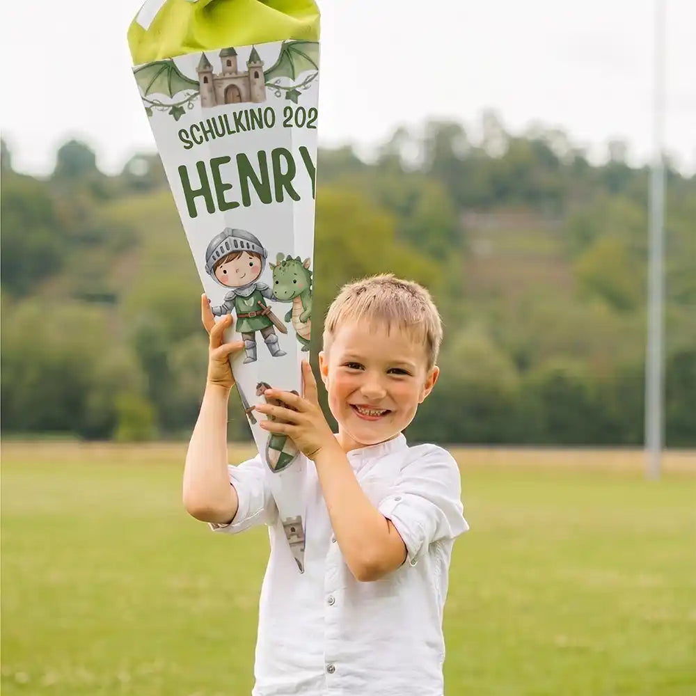 Schultüte personalisiert mit Name Ritter & Drache – Junge-Lifestyle auf der Wiese (Portrait)