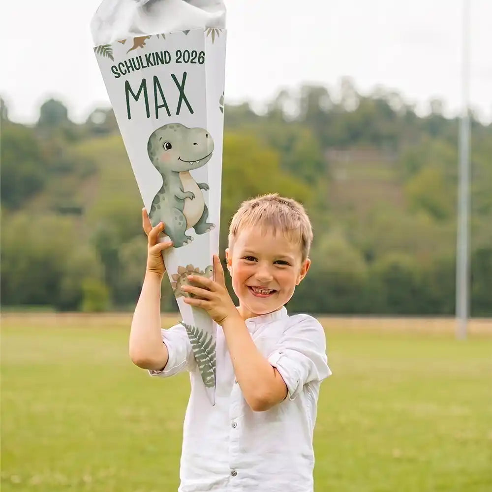 Schultüte personalisiert mit Name T-Rex Dinosaurier – Junge-Lifestyle auf der Wiese (Portrait)