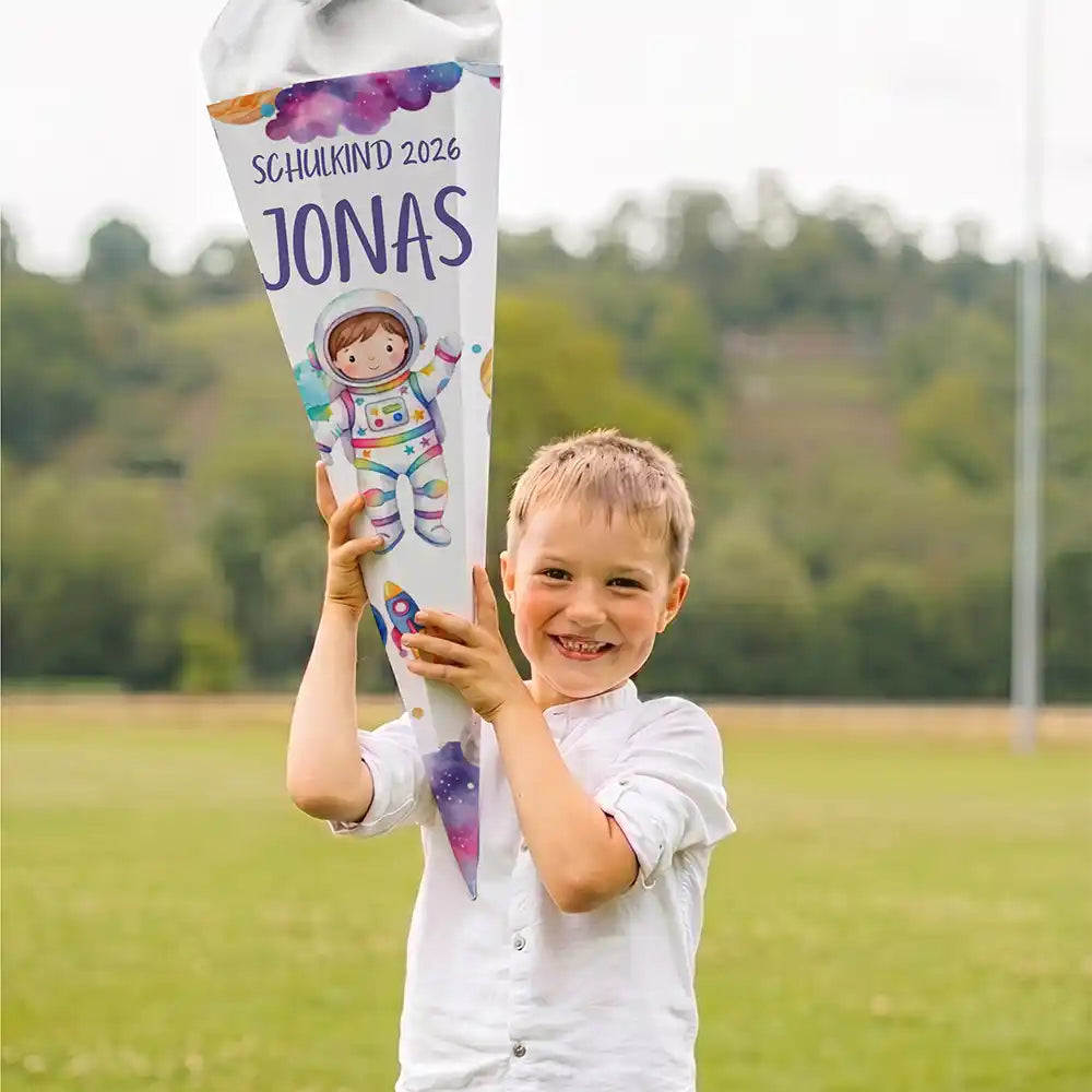 Schultüte personalisiert mit Name Astronaut Galaxie – Junge-Lifestyle auf der Wiese (Portrait)