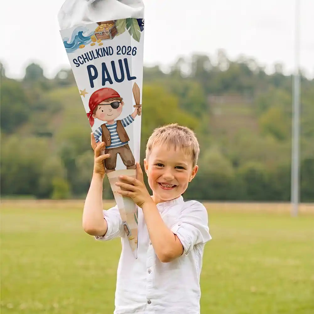 Schultüte personalisiert mit Name Pirat mit Schatz – Junge-Lifestyle auf der Wiese (Portrait)