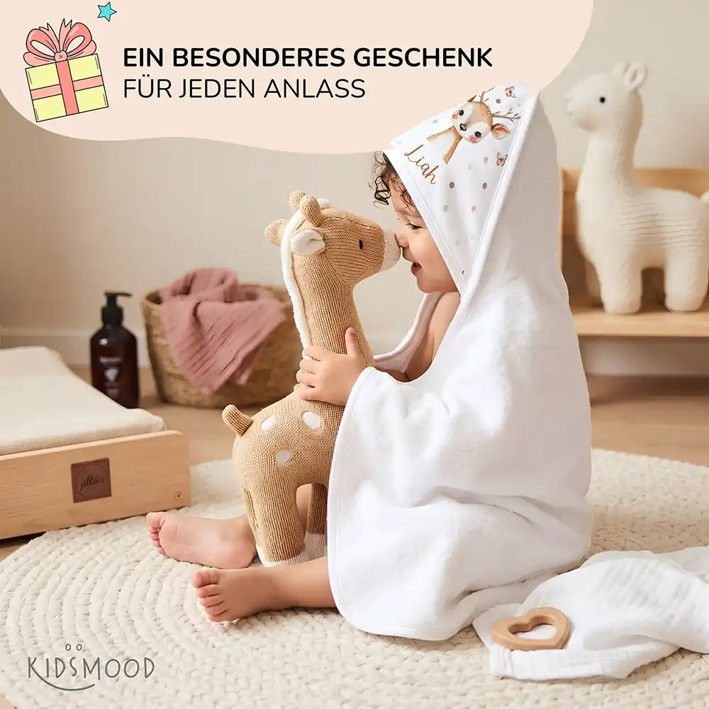 Personalisiertes Kapuzenhandtuch Baby Reh Schmetterlinge â Babygeschenk-Szene mit Strickspielzeug