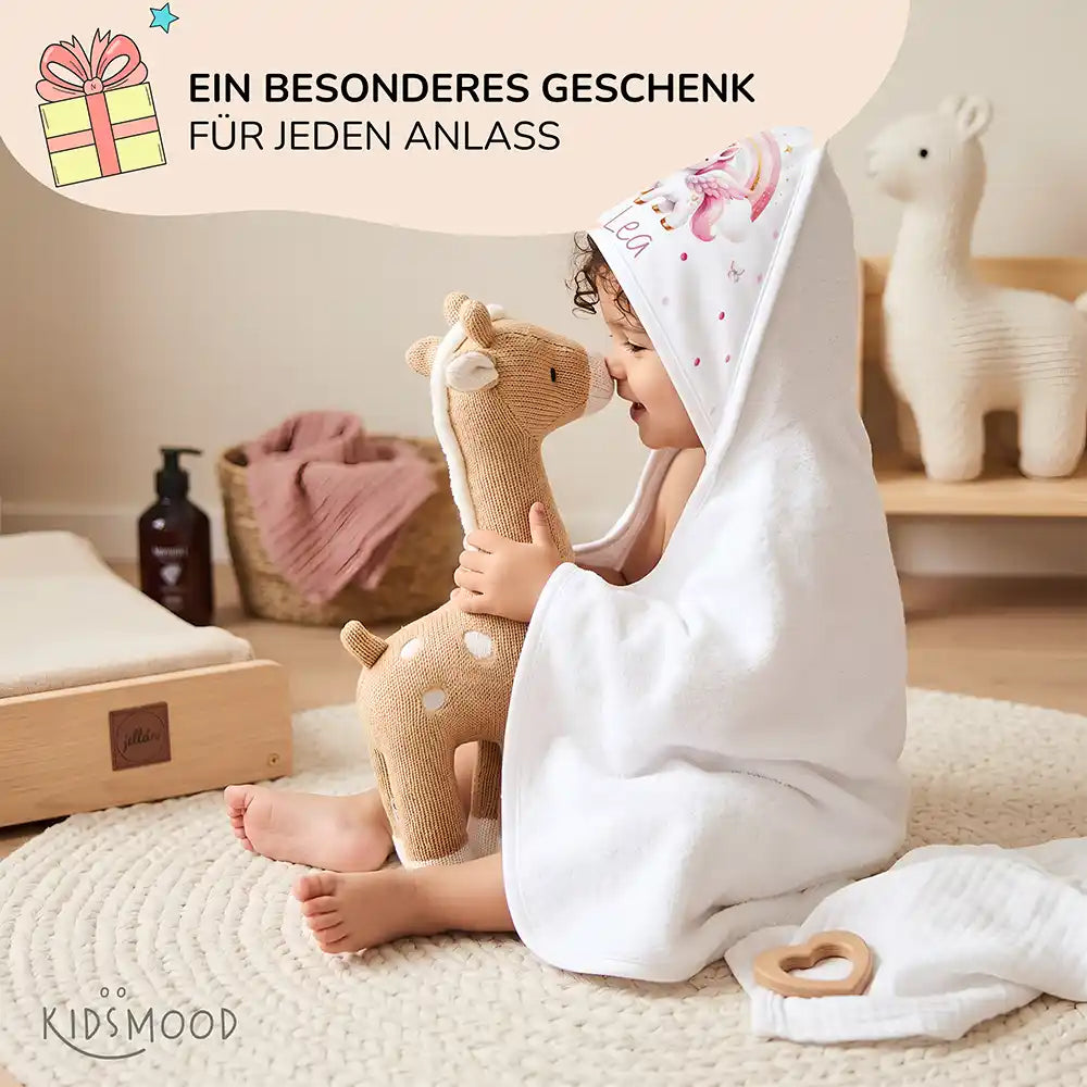 Personalisiertes Kapuzenhandtuch Baby Einhorn Rosa – Babygeschenk-Szene mit Strickspielzeug