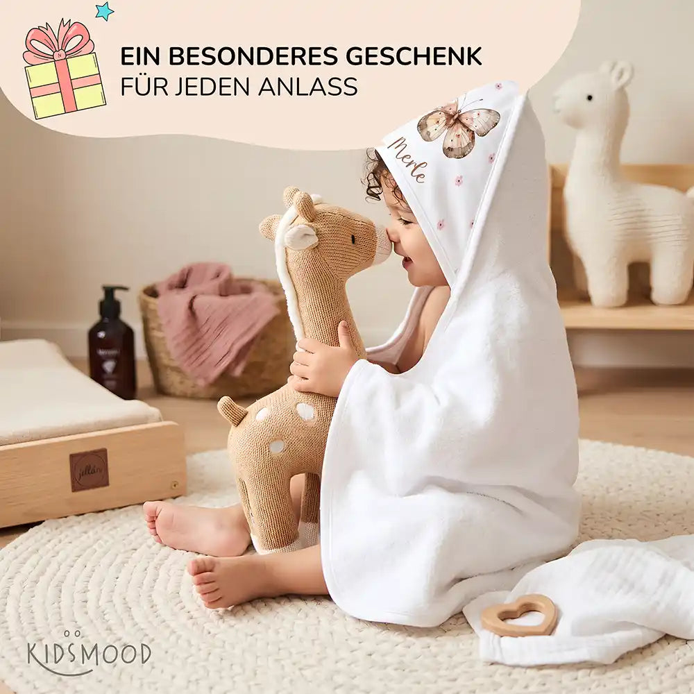 Personalisiertes Kapuzenhandtuch Baby Schmetterling Boho – Babygeschenk-Szene mit Strickspielzeug