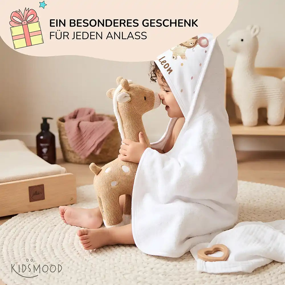 Personalisiertes Kapuzenhandtuch Baby Löwe Geburtstag â Babygeschenk-Szene mit Strickspielzeug